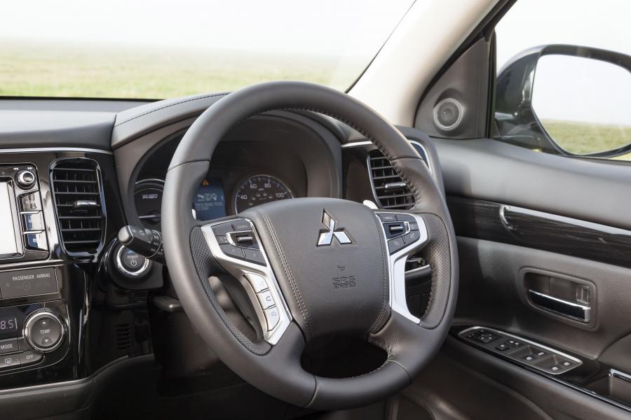 Панель приборов Mitsubishi Outlander PHEV Juro 2016 года  (UK) (фото 39 из 46)